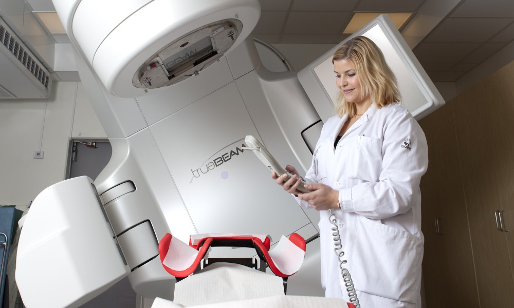 Malin Kugele with the new generation radiotherapy machine.
